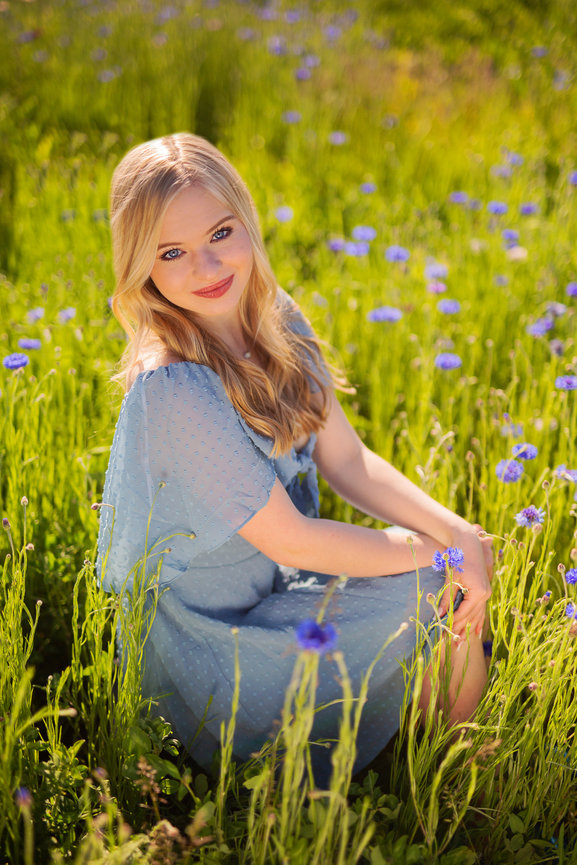 Hannah’s Summer Senior Portrait Session - Flowers, Downtown Vibes & Effortless Style