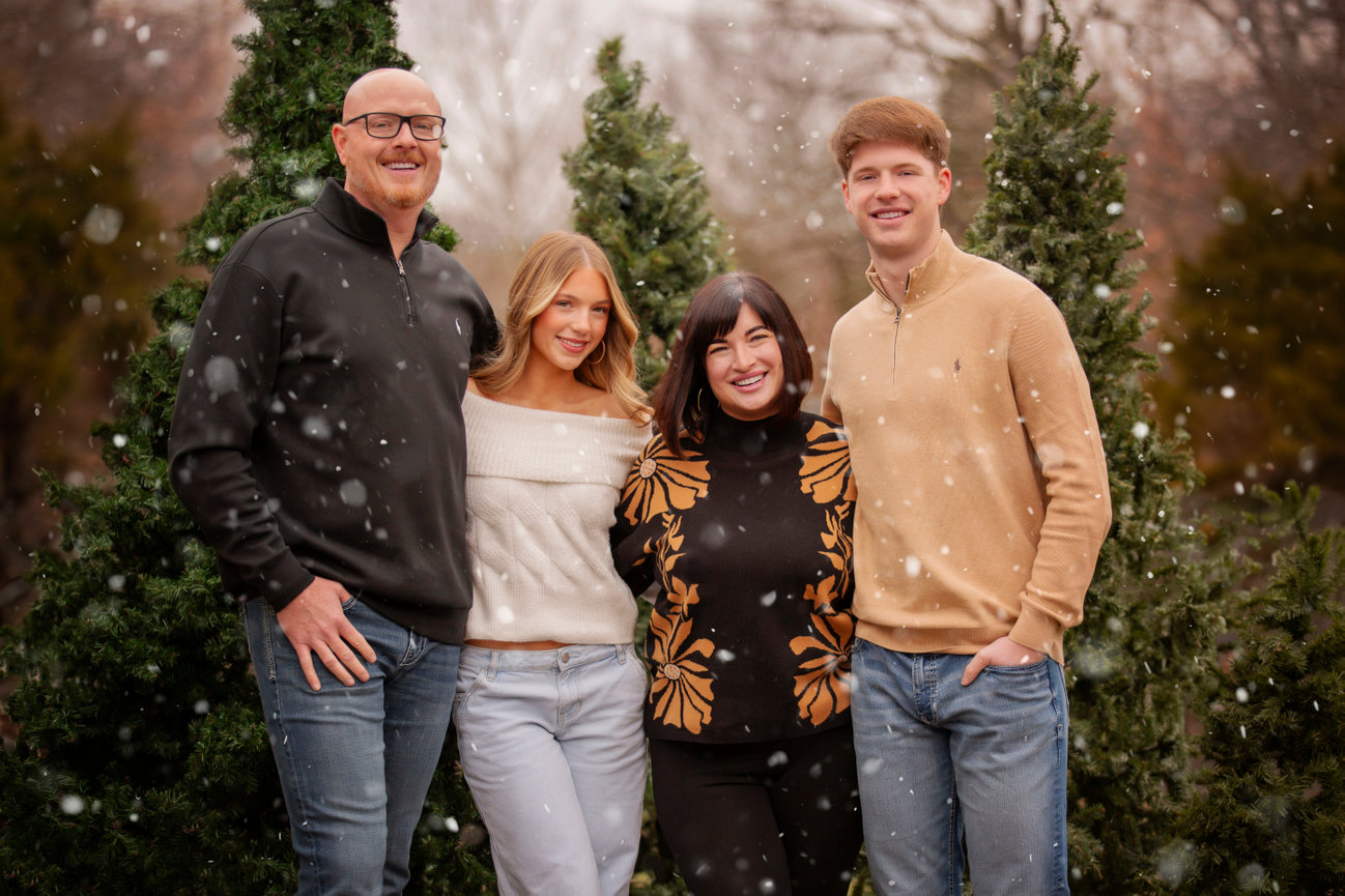 Hannah’s Summer Senior Portrait Session - Flowers, Downtown Vibes & Effortless Style