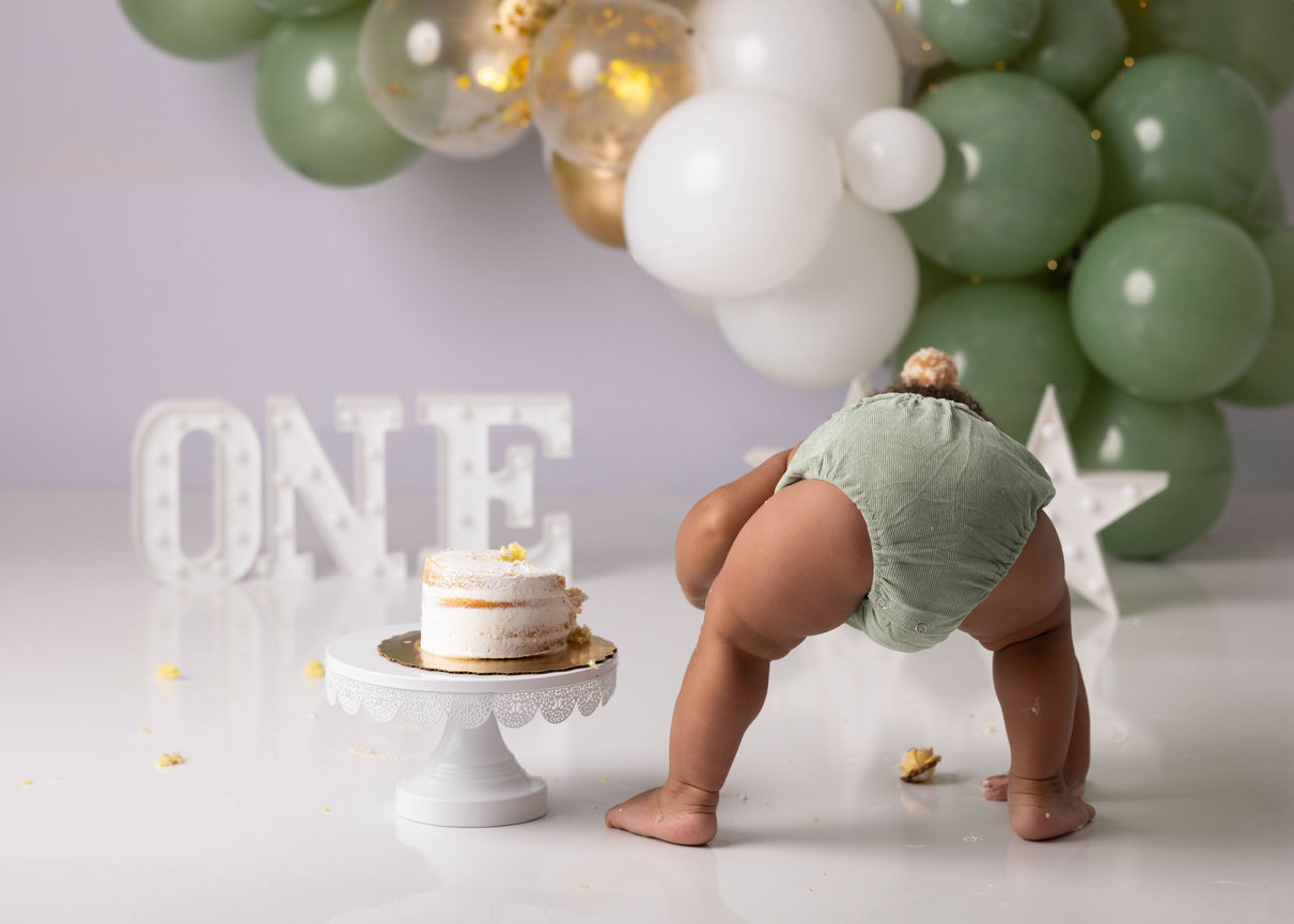 Orlando cake smash photography featuring baby with cake - Andrea Ruff Studios