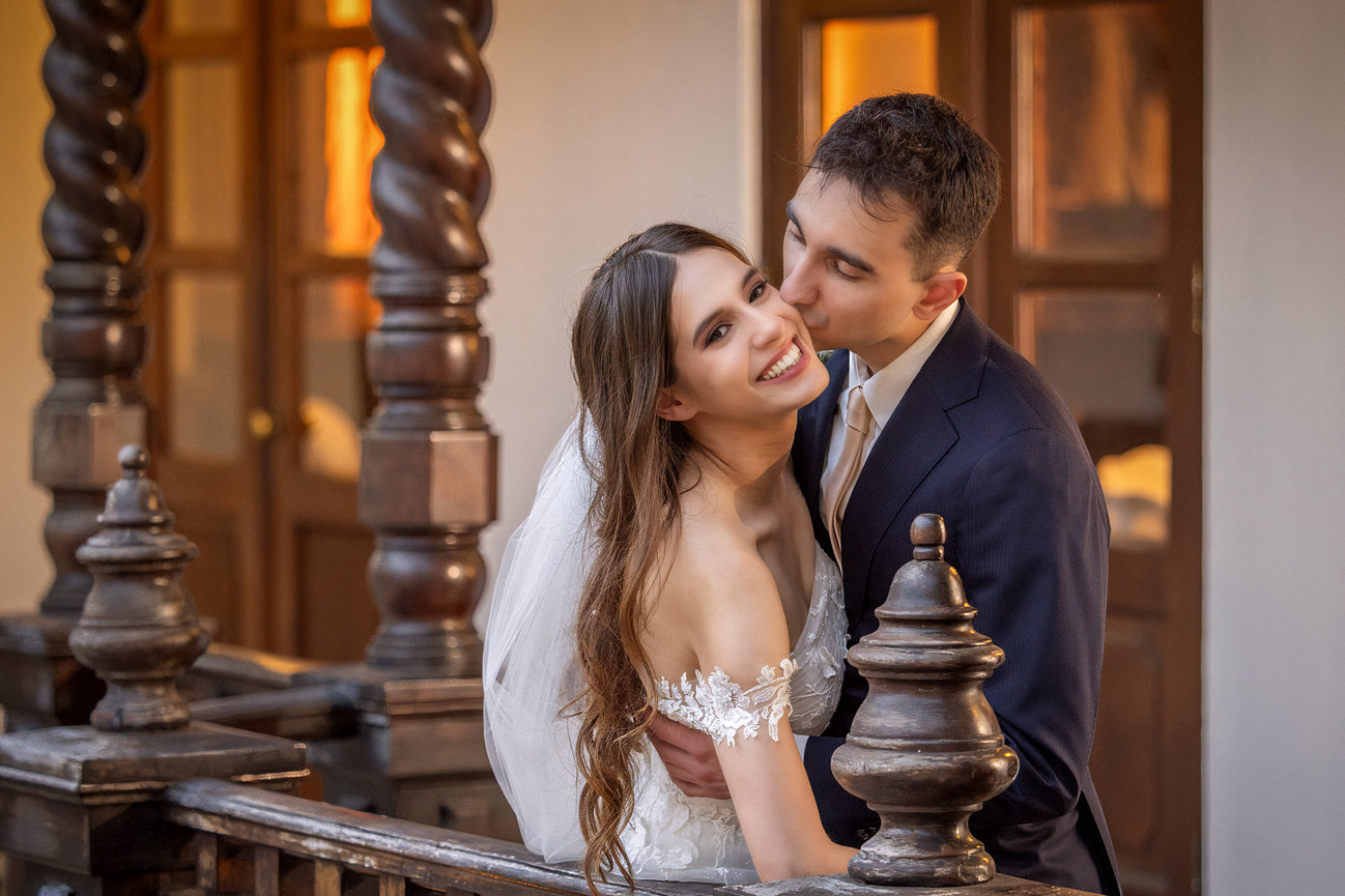 Bride and groom sharing a kiss in a historic Puerto Rico setting