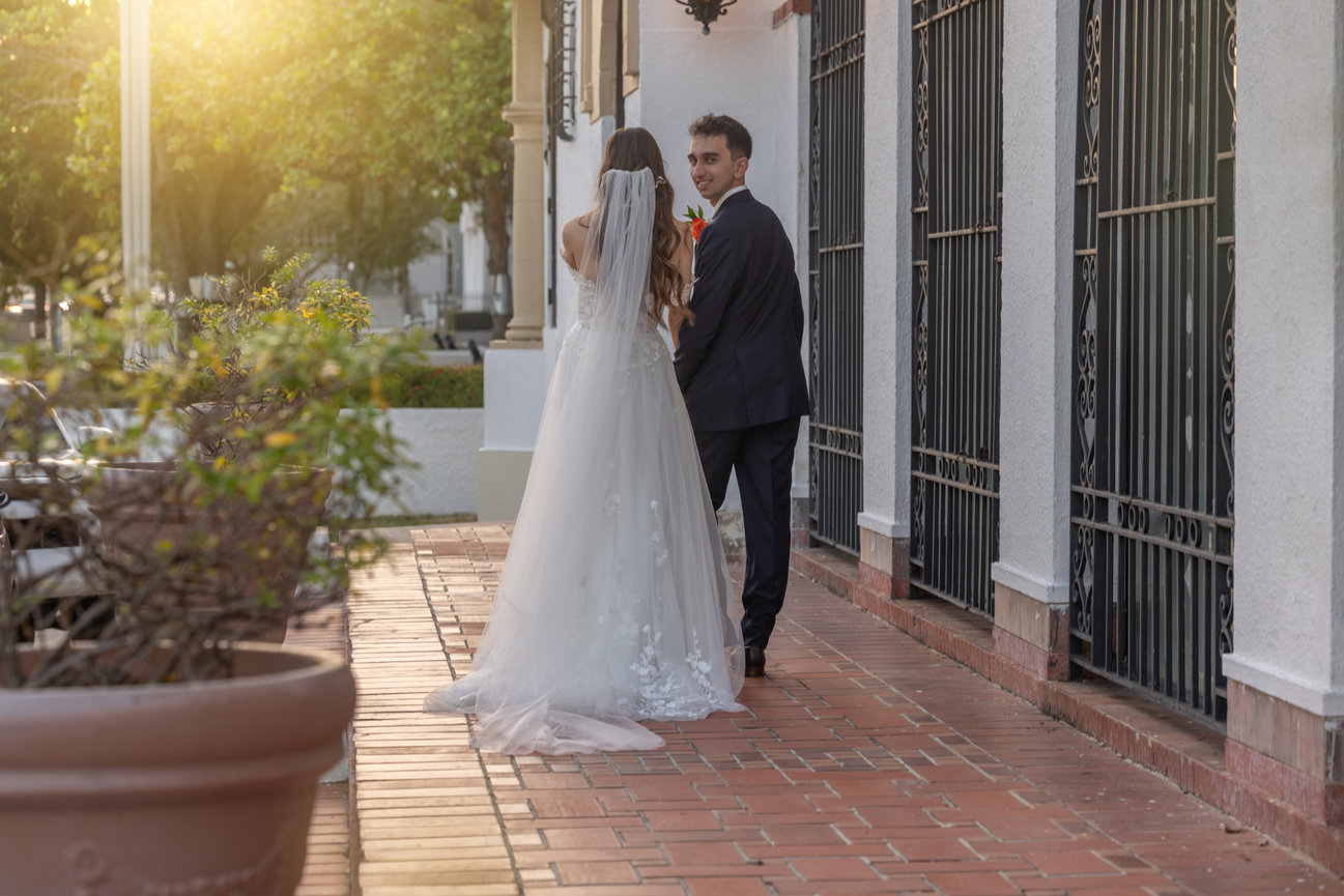 Bride and groom in a sunlit Puerto Rico courtyard
