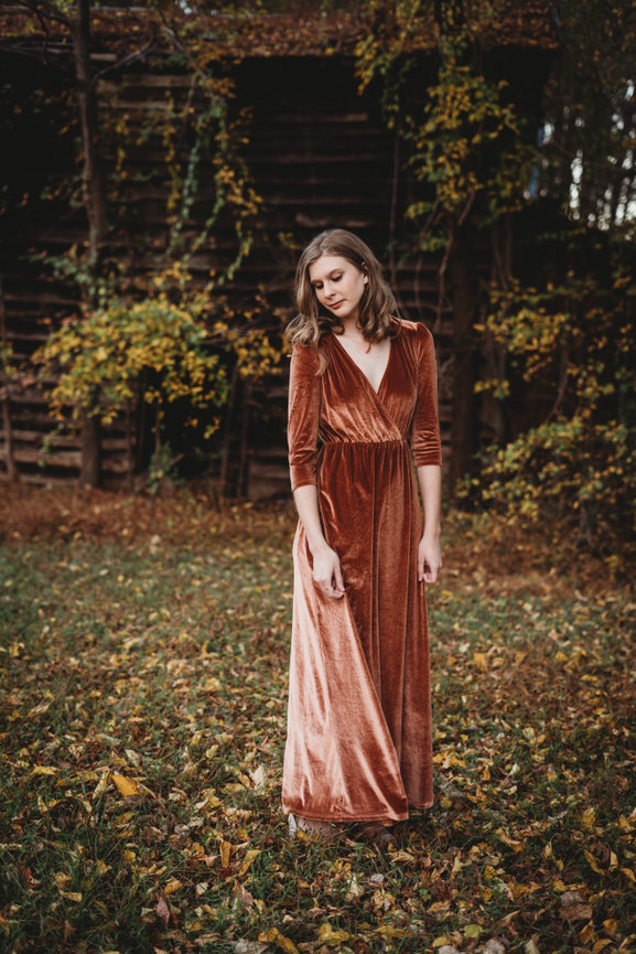 HS Senior Girl in fall setting with barn in background