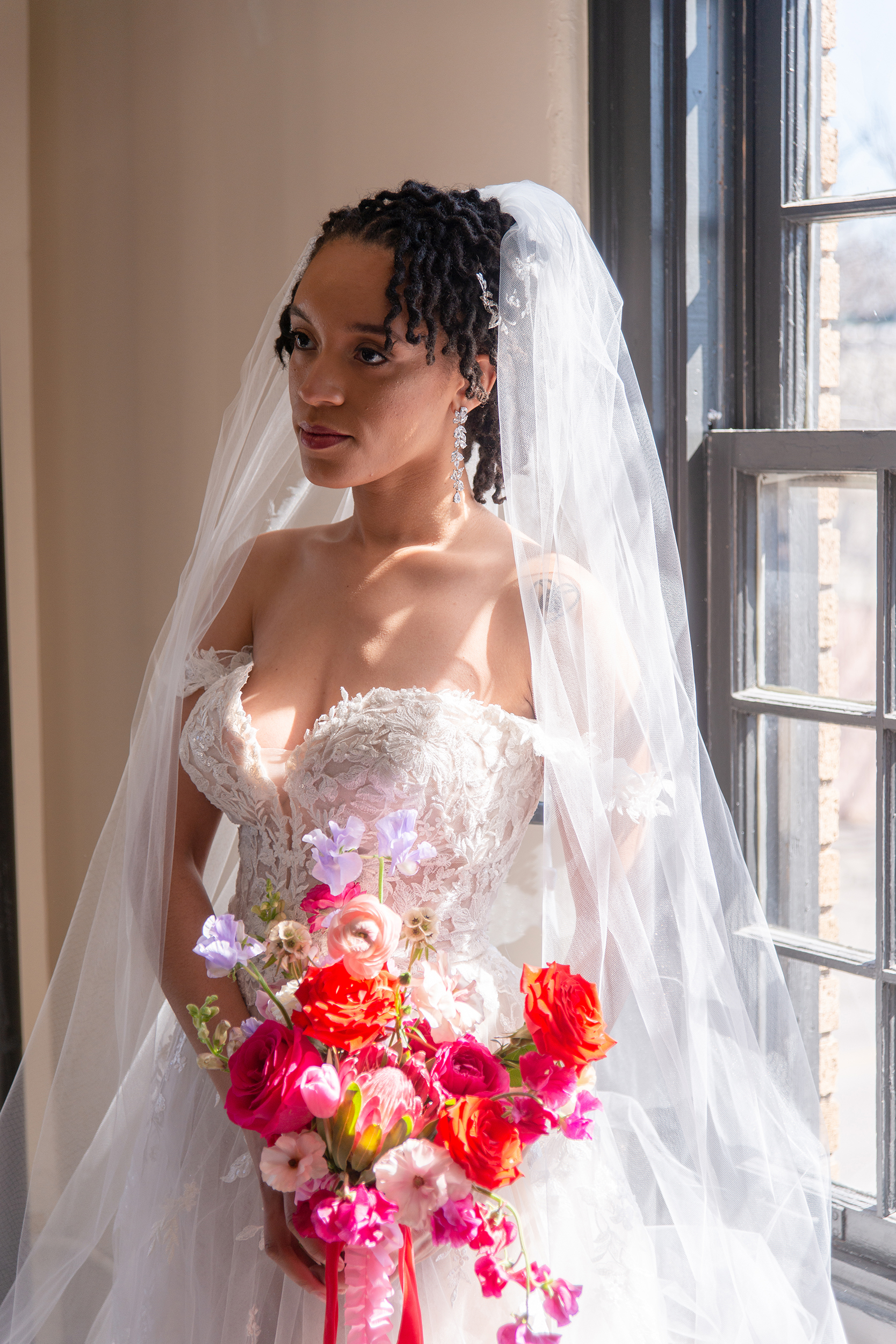 Springfield Bride with veil and bouquet