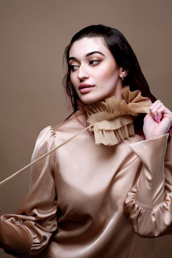 young female model, woman posing, Photography by Heather Raub of FrontRoom Images